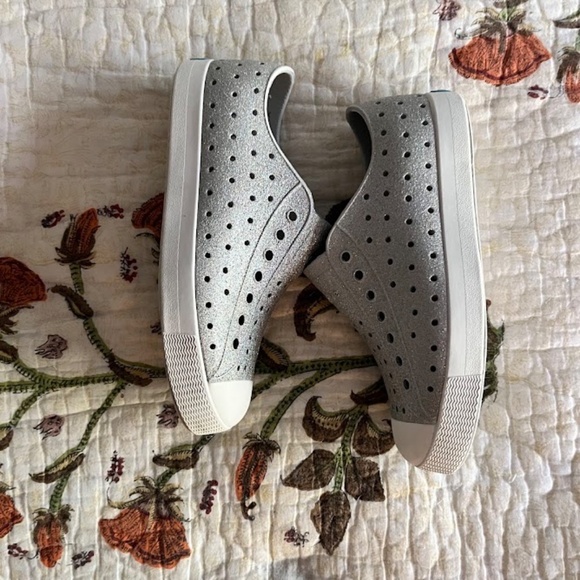 Native Jefferson Slip-On Sneaker - Silver Sparkle, Junior 2 - Picture 5 of 9